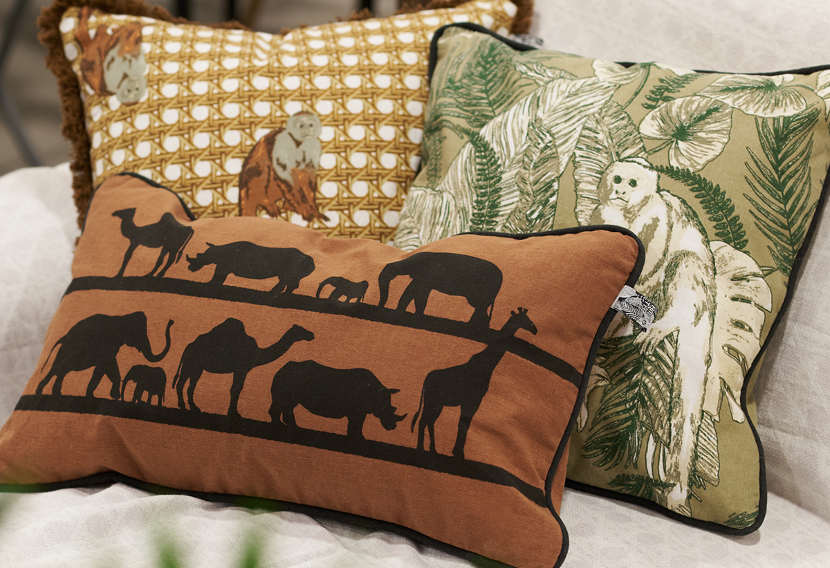 Απεικονίζεται το μαξιλάρι πάνω σε έναν καναπέ.